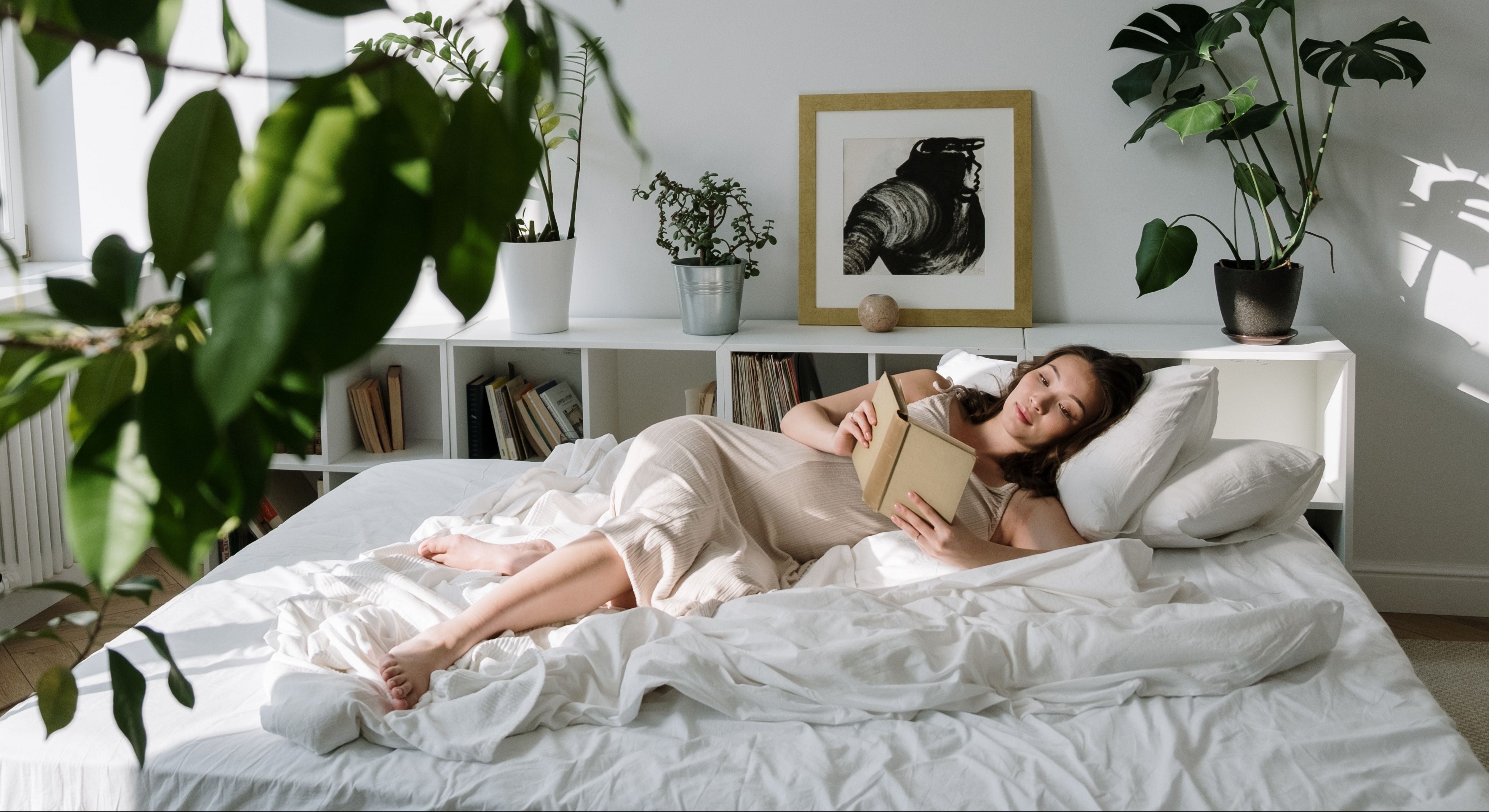 Woman resting in bed with Seranzio cooling bedding