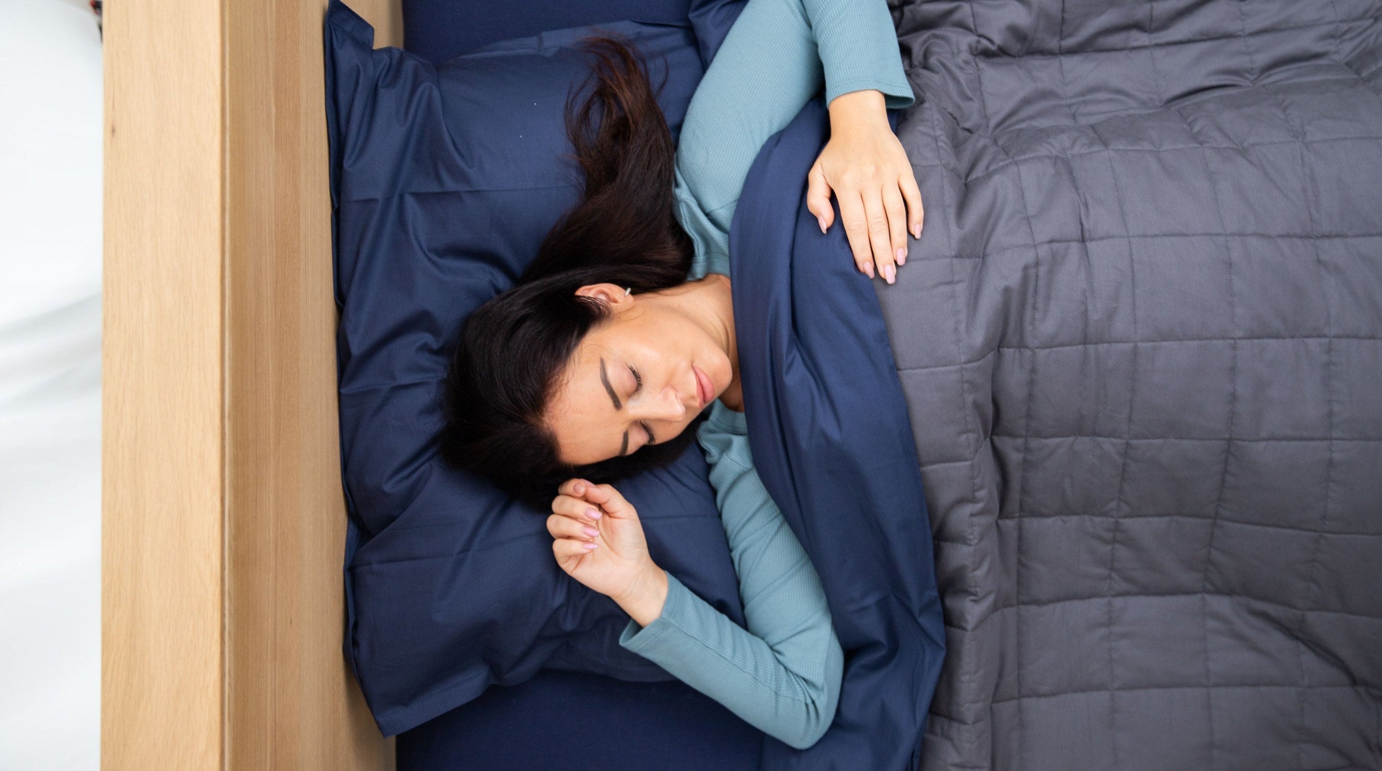 Cooling sleep set on a bed